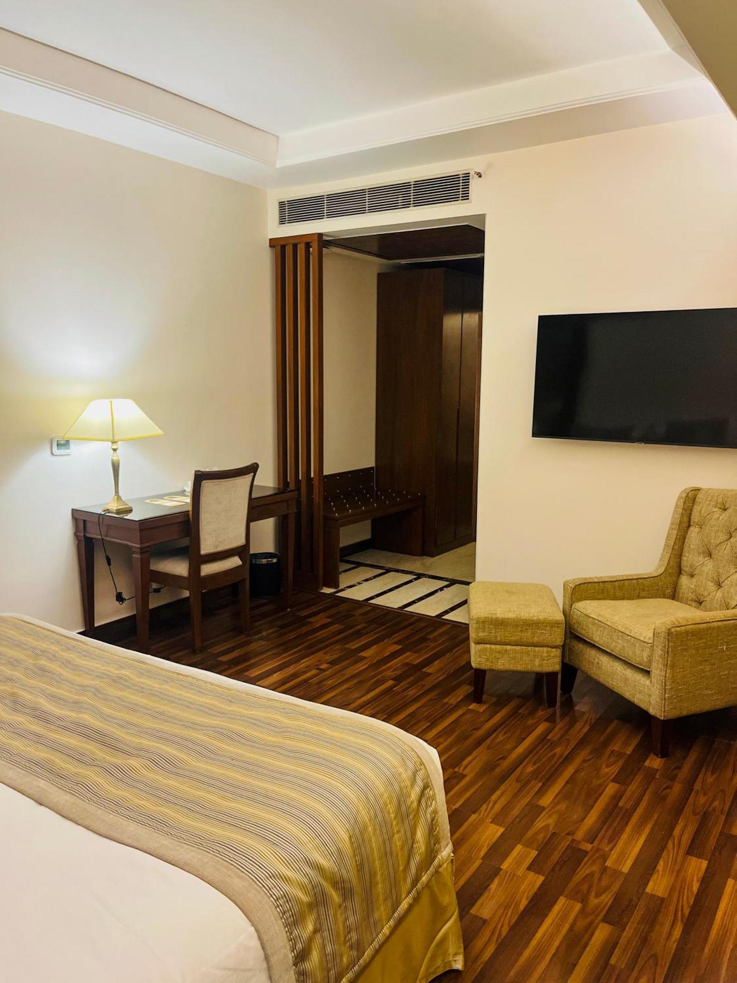 Hotel Home In By Amrik Sukhdev Sonipat Exterior foto